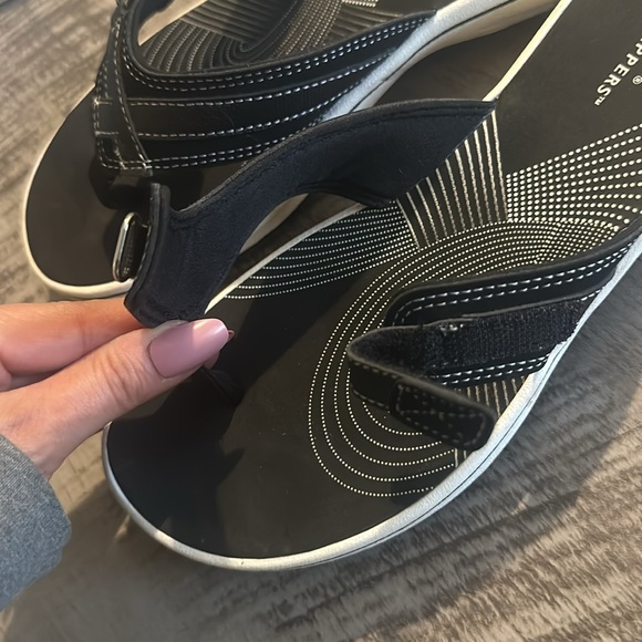 Women’s Clark’s CloudSteppers sandals, black and white - Picture 4 of 4